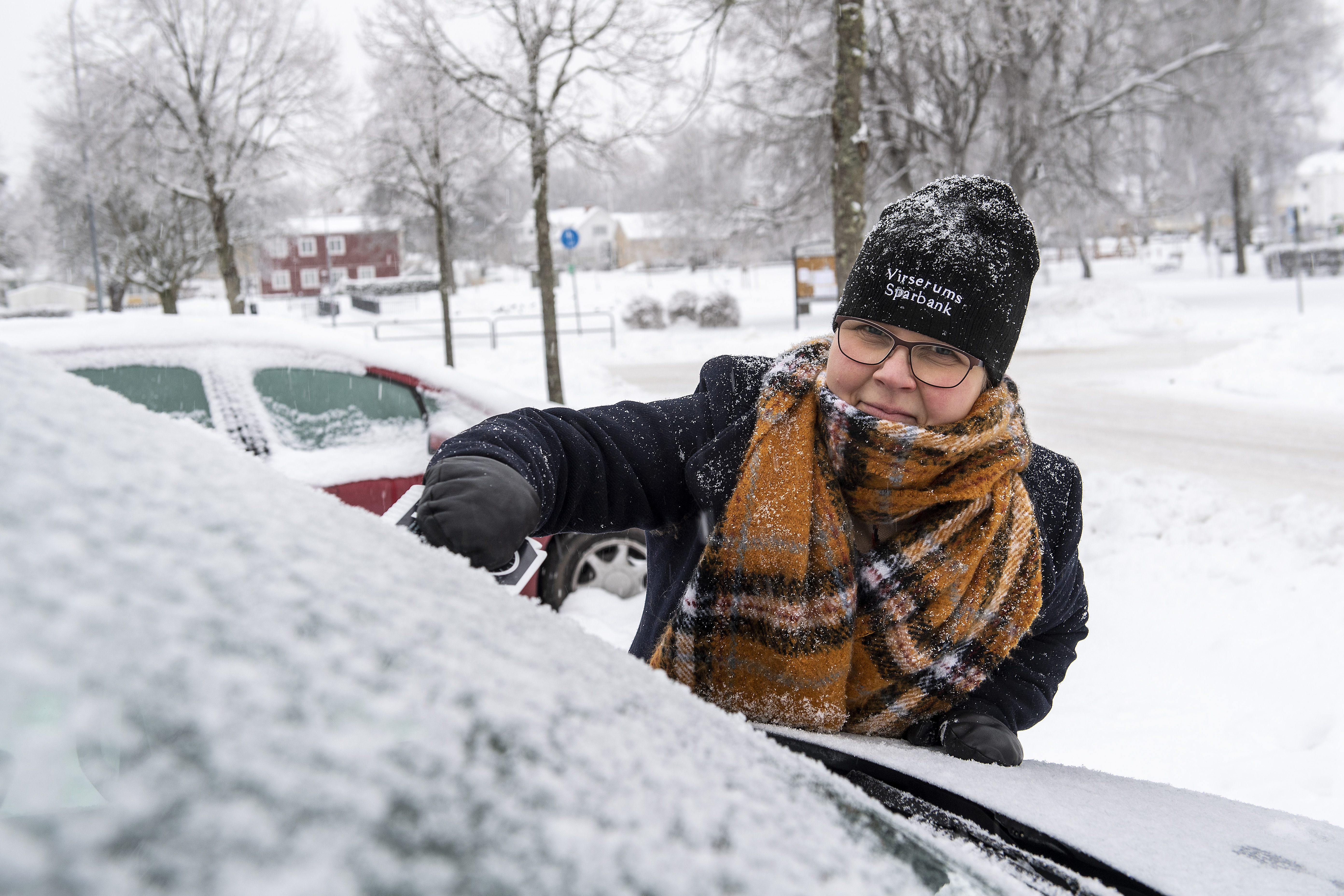 Maija skrapar bilrutan