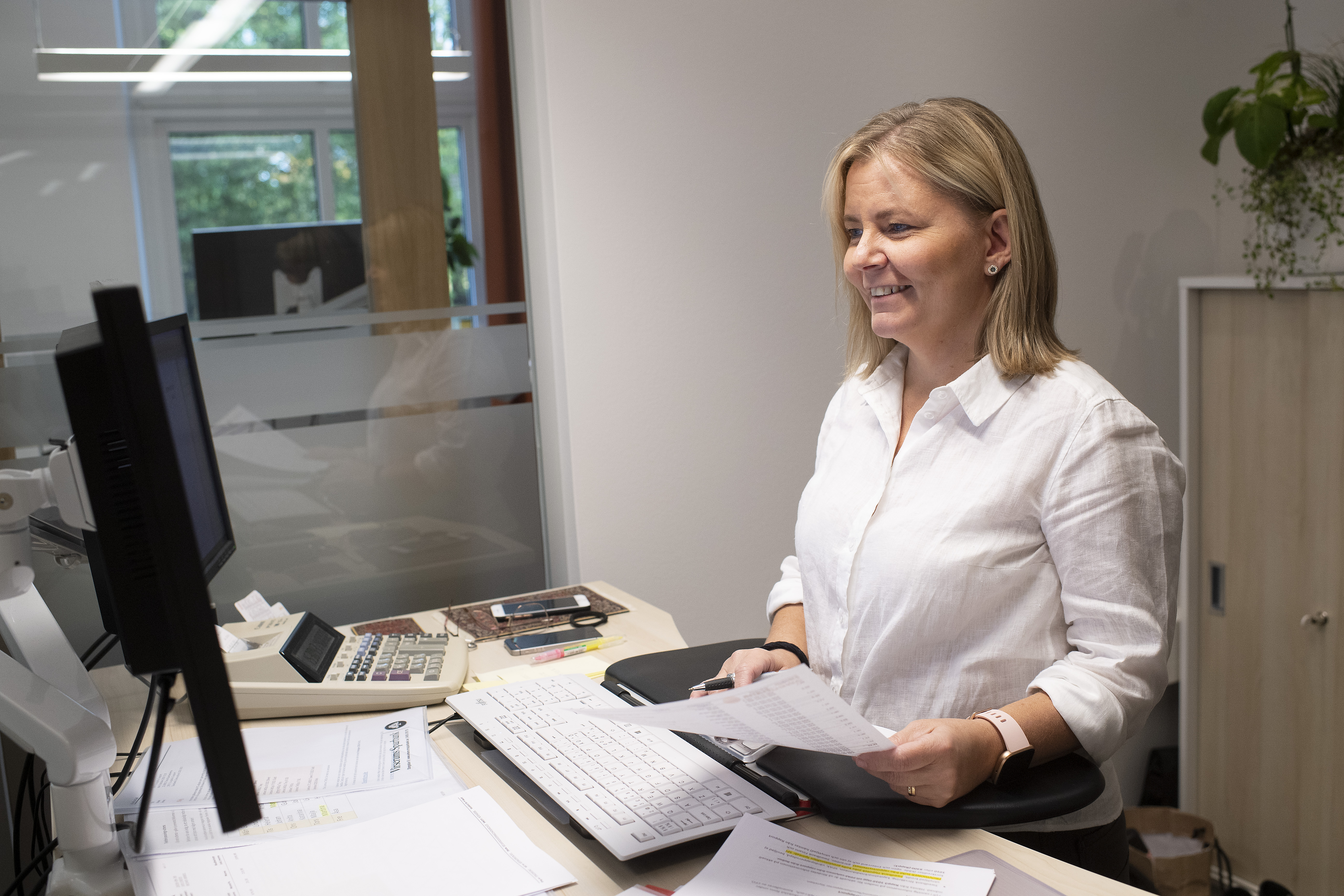 Kvinna stående vid dator