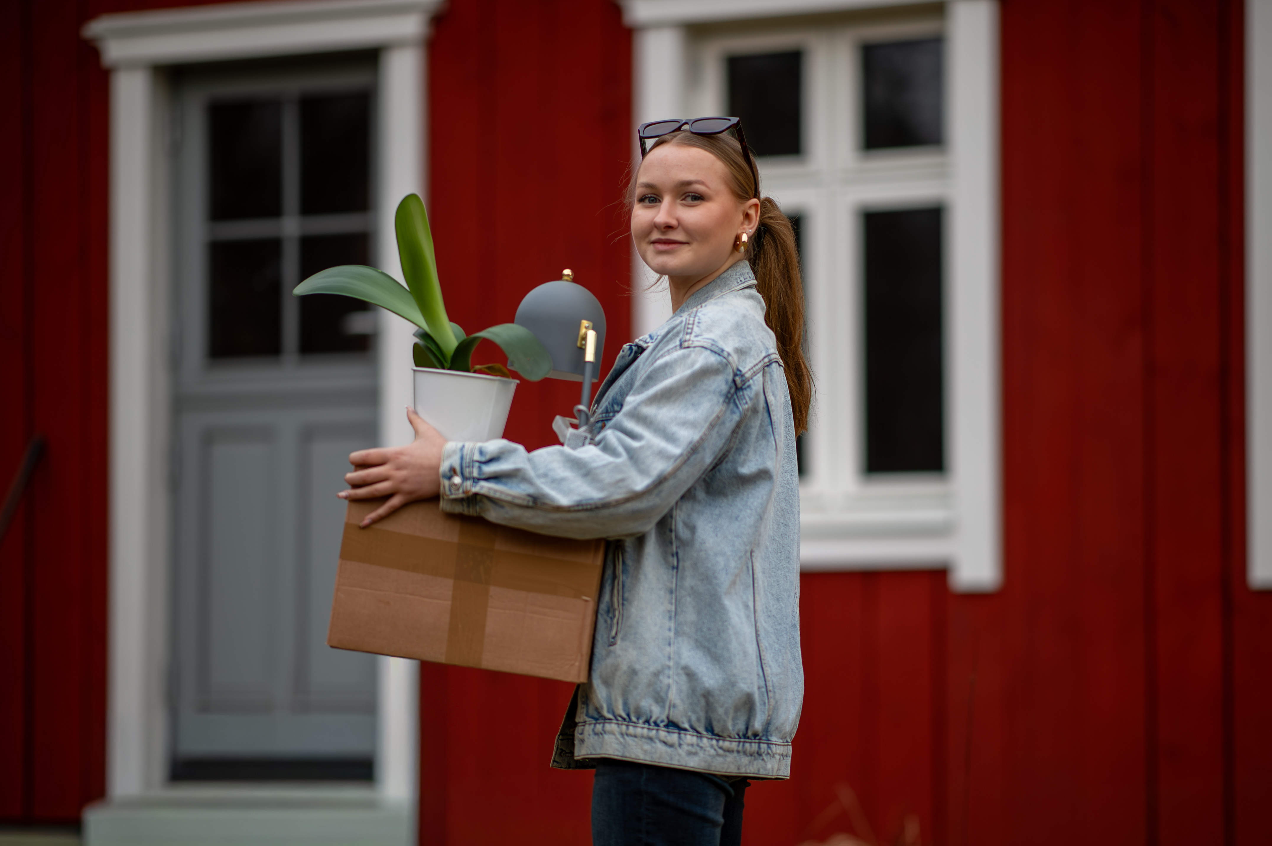 Ung tjej bär flyttlåda